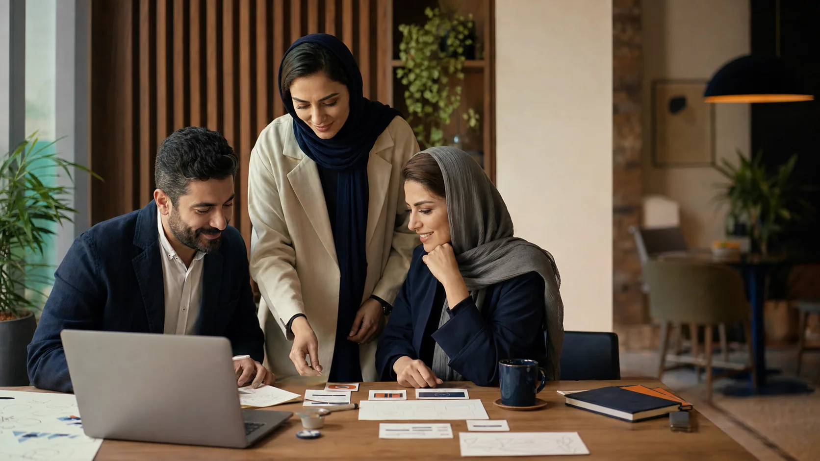 سه همکار ایرانی در دفتر، با لبخند و تمرکز جریانهای کسبوکار را کنار هم مرور میکنند